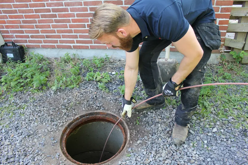 Højtryksspuling af kloak ved brønd